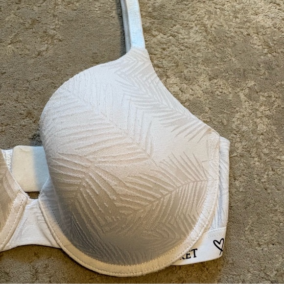 Victoria’s Secret White Leaf Embossed T-Shirt Lightly Lined Demi Bra Size 32DD - Picture 3 of 13